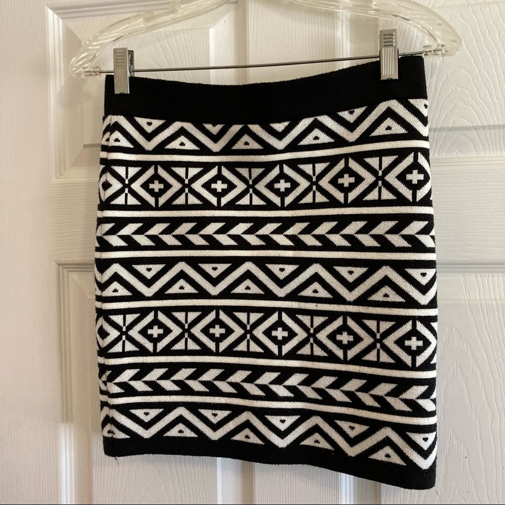 😍😍🥰Forever 21 SzM cream/black winter mini-skirt.